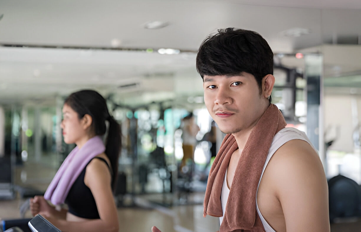 Pria Asia Berlatih di Gym