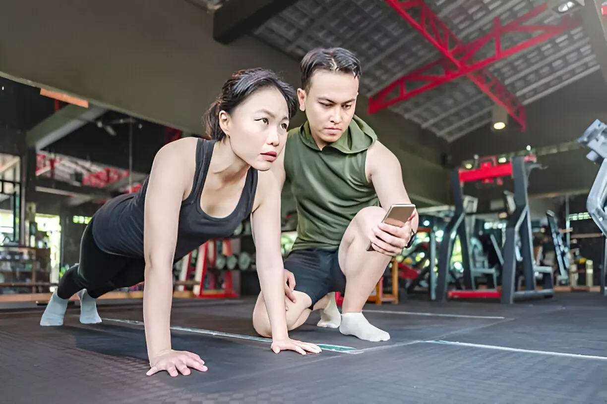 Orang Asia Menggunakan Smartphone untuk Fitness
